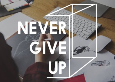 kişi ellerin masada çizim