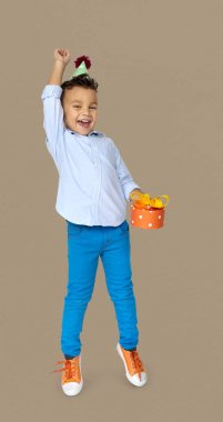 hediye kutusu ile doğum günü şapkalı çocuk