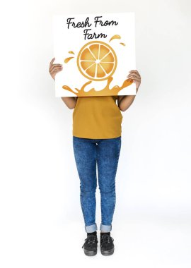 yüz kapsayan afişini tutan kişi 