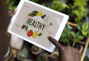 Dijital tablet kullanan kişi 