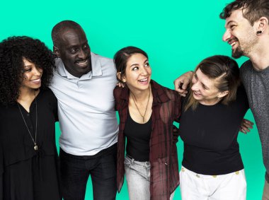 insanlar gülümsüyor ve arkadaşlarının yanına