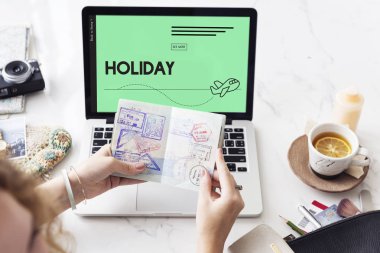 Dizüstü bilgisayarla çalışan kadın