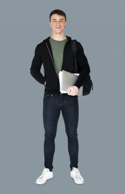 Dizüstü bilgisayar tutan adam