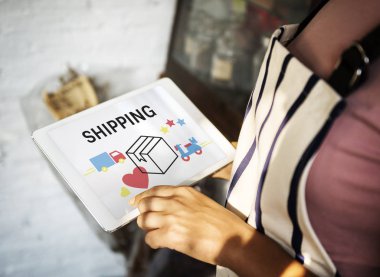 Dijital tablet kullanan kişi 