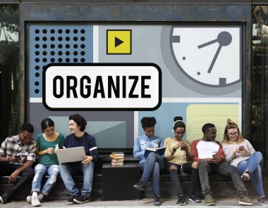 çok ırklı öğrenciler birlikte oturan