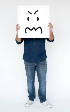 Kağıt afiş tutan kişi