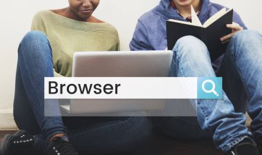 Dizüstü bilgisayar ve kitap okuyan öğrenciler 