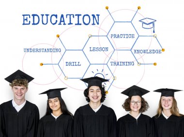 Mezuniyet kapaklar ve önlük giyen öğrenciler