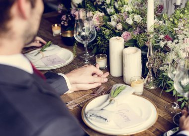 İnsanlar düğün masada kutlamak 