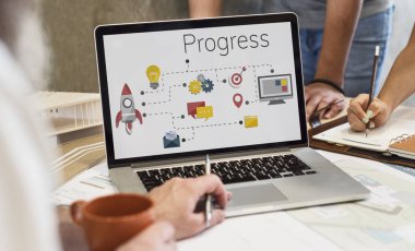 Masada dizüstü bilgisayar kullanan adam