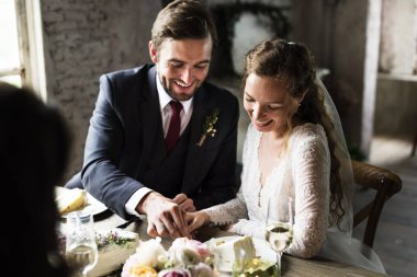 Gelin ve damat pasta kesiyor. 