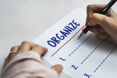 kişi holding kalem ve yazma