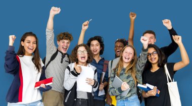 stüdyoda ayakta öğrenciler gülümseyen 