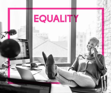 Afrikalı kadın ofiste telefonda söz