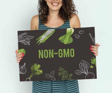 genç bir kadın tutarak afiş