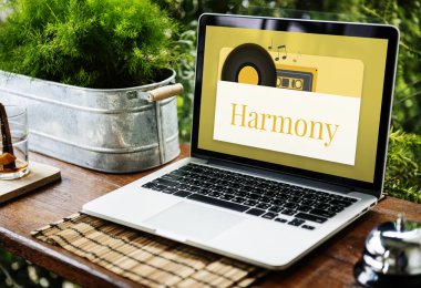 ahşap masa üstünde açılan laptop 