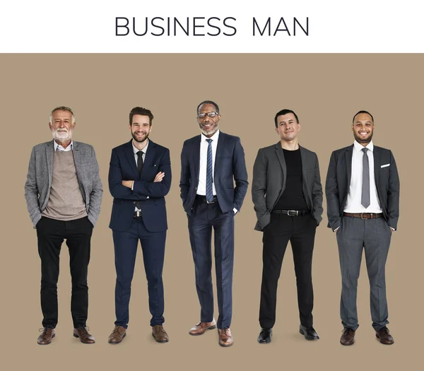 Бизнесмены, стоящие в студии — стоковое фото