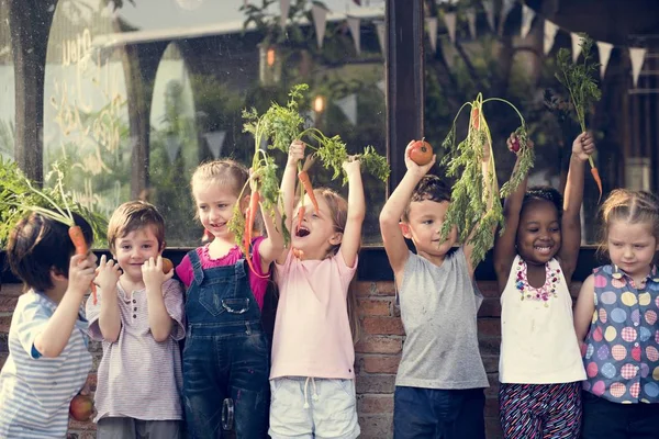 Niños sosteniendo verduras — Foto de Stock