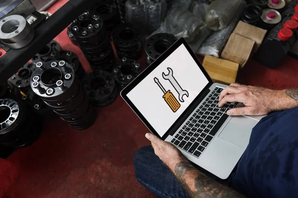 Uomo che utilizza laptop in officina — Foto Stock