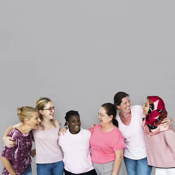 Mujeres abrazando en estudio —  Fotos de Stock