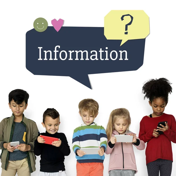 küçük çocuklar dijital cihazlar kullanarak