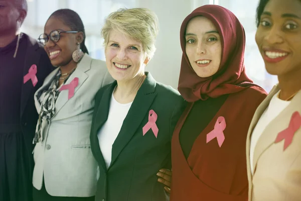 Diverse vrouwen met aids linten — Stockfoto