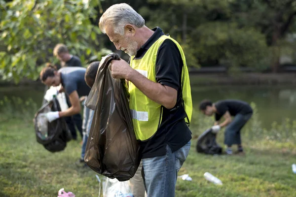 Mensen halen vuilnis in het Park — Stockfoto