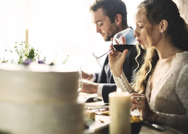 Braut und Bräutigam essen mit Freunden — Stockfoto