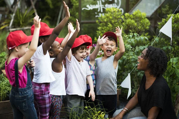 Estudiantes pequeños que aprenden botánica — Foto de Stock