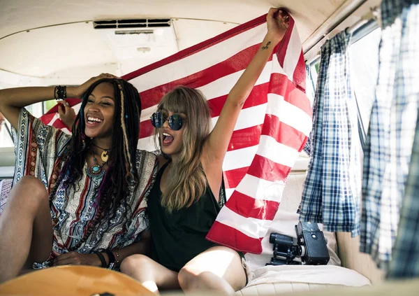 Женщины, покрытые американским флагом — стоковое фото