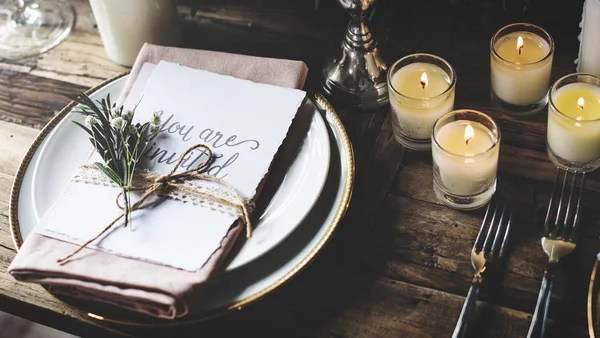 Mesa de restaurante con servicio de ajuste — Foto de Stock