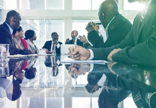 Pessoas internacionais sentadas à mesa — Fotografia de Stock