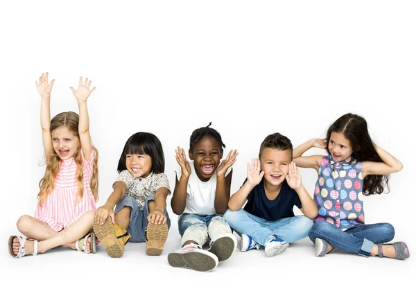 Kinderen zitten samen op vloer — Stockfoto