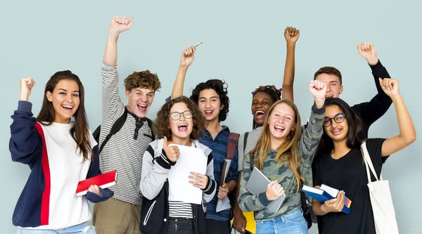 Estudantes sorrindo em pé no estúdio — Fotografia de Stock