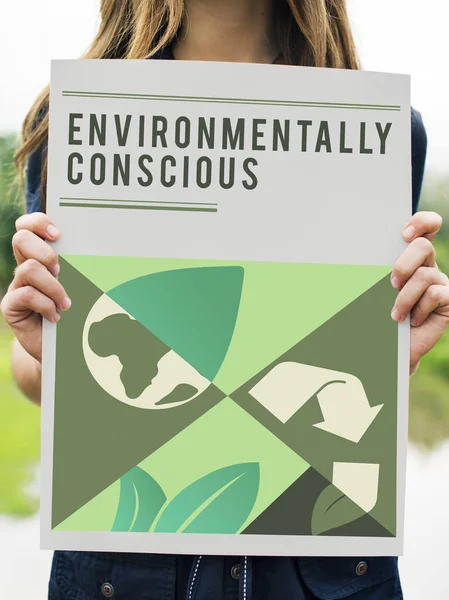 Žena držící nápis s ekologickým grafikou — Stock fotografie