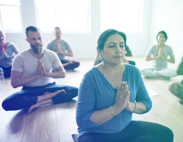 Pessoas fazendo joga na classe — Fotografia de Stock