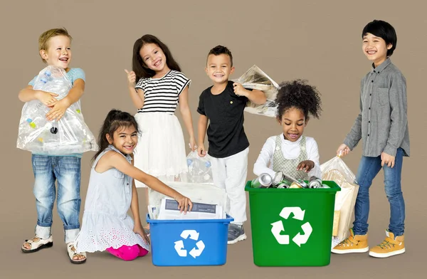 廃棄物のリサイクルのための子どもたち — ストック写真