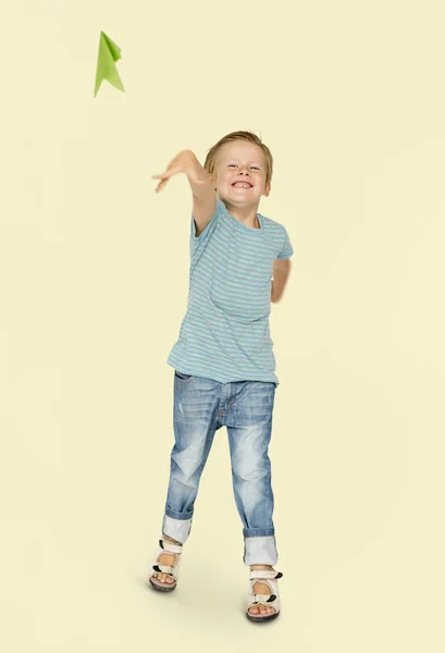 Chłopiec rzucając papierową płaszczyznę — Zdjęcie stockowe