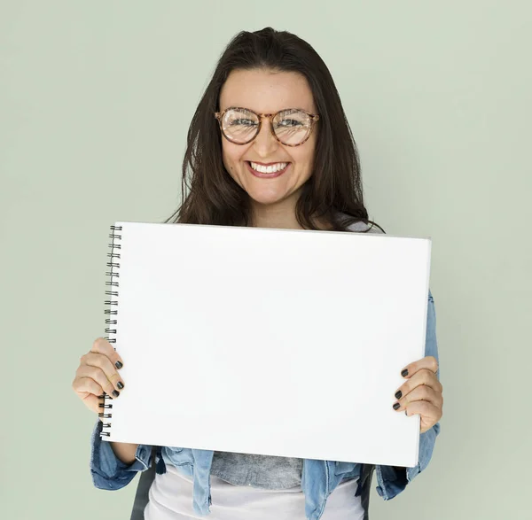 Mulher segurando caderno — Fotografia de Stock