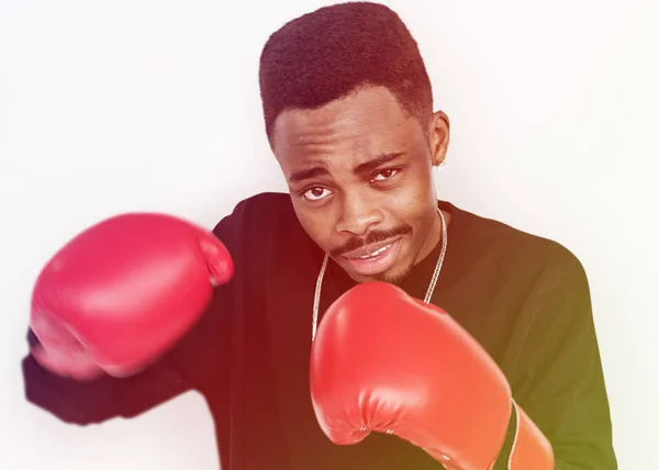 Hombre africano en guantes de boxeador — Foto de Stock