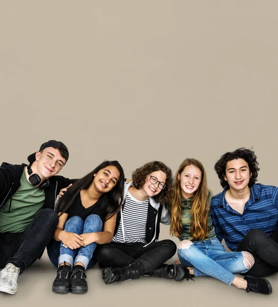 Estudantes sorrindo se reúnem — Fotografia de Stock