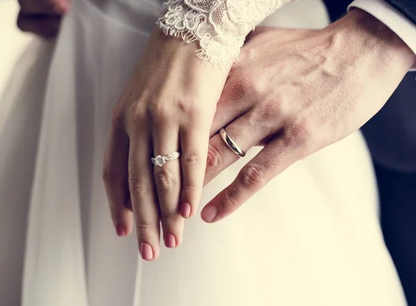 Mariée et marié montrant des anneaux — Photo