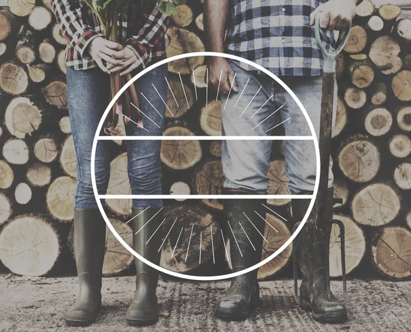 Boeren in jeans en laarzen met brandhout — Stockfoto