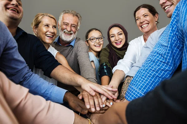 Människor gör stack av händer — Stockfoto