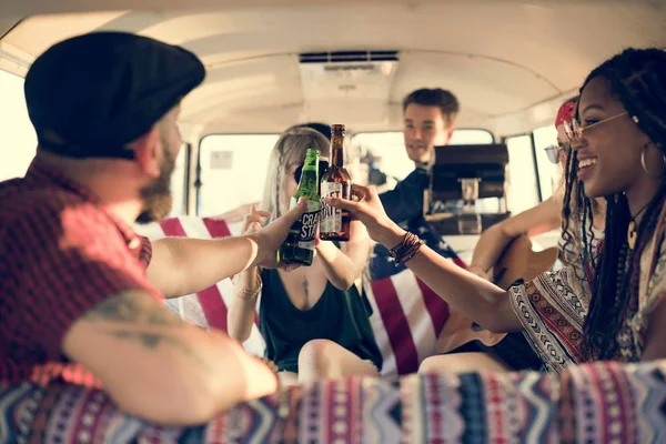 Amigos bebiendo cervezas —  Fotos de Stock