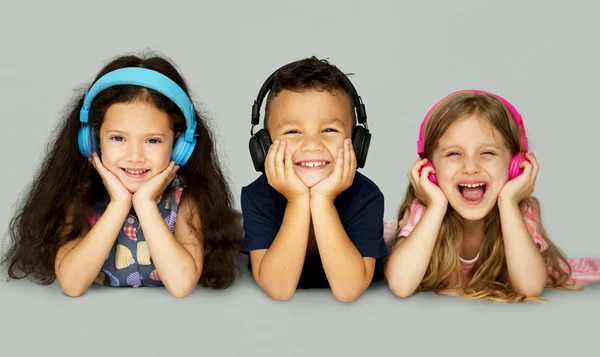 Niños escuchando música en auriculares —  Fotos de Stock