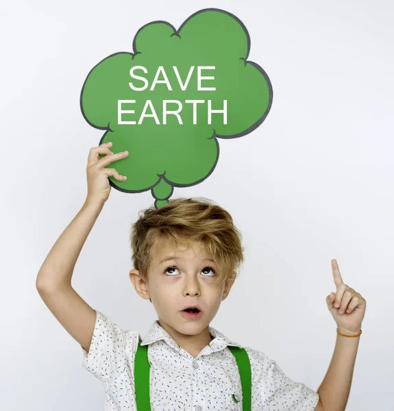 Niño sosteniendo burbuja de habla aérea —  Fotos de Stock