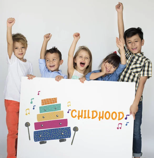 Маленькие дети с плакатом — стоковое фото