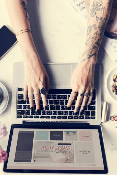 Las manos femeninas escribiendo en el teclado del ordenador portátil — Foto de Stock