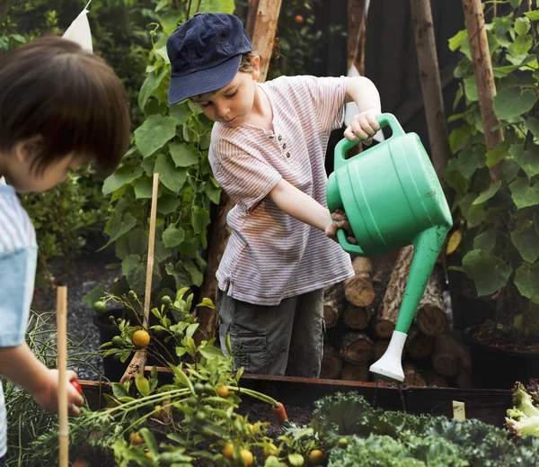 Bambini che lavorano in giardino — Foto Stock